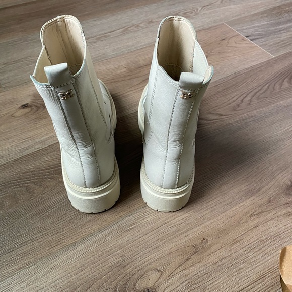 Wellington Lug Sole Chelsea Boot (Modern Ivory Leather) - Picture 3 of 5